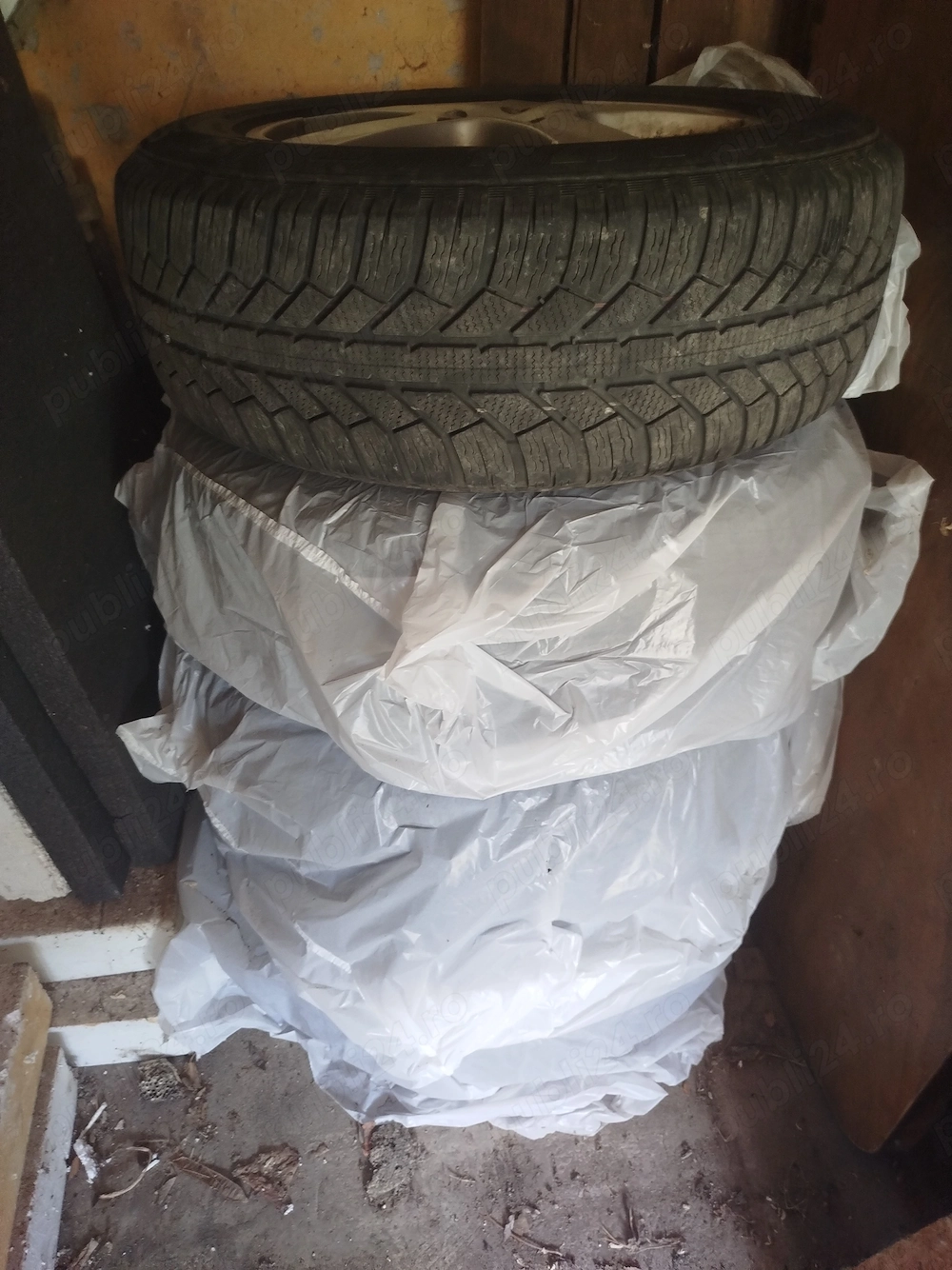De vanzare 4 anvelope de iarna Semperit 225 65 R17 SUV