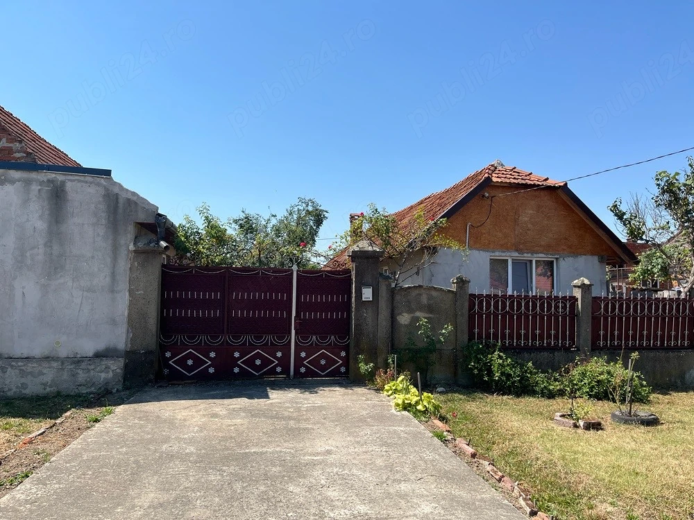 Casă cu două locuințe și teren de 1.439 mp