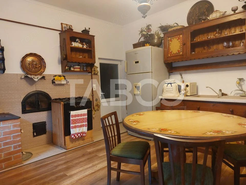 Casa 45 mp 1 dormitor bucatarie baie hol loc parcare in curte Sadu