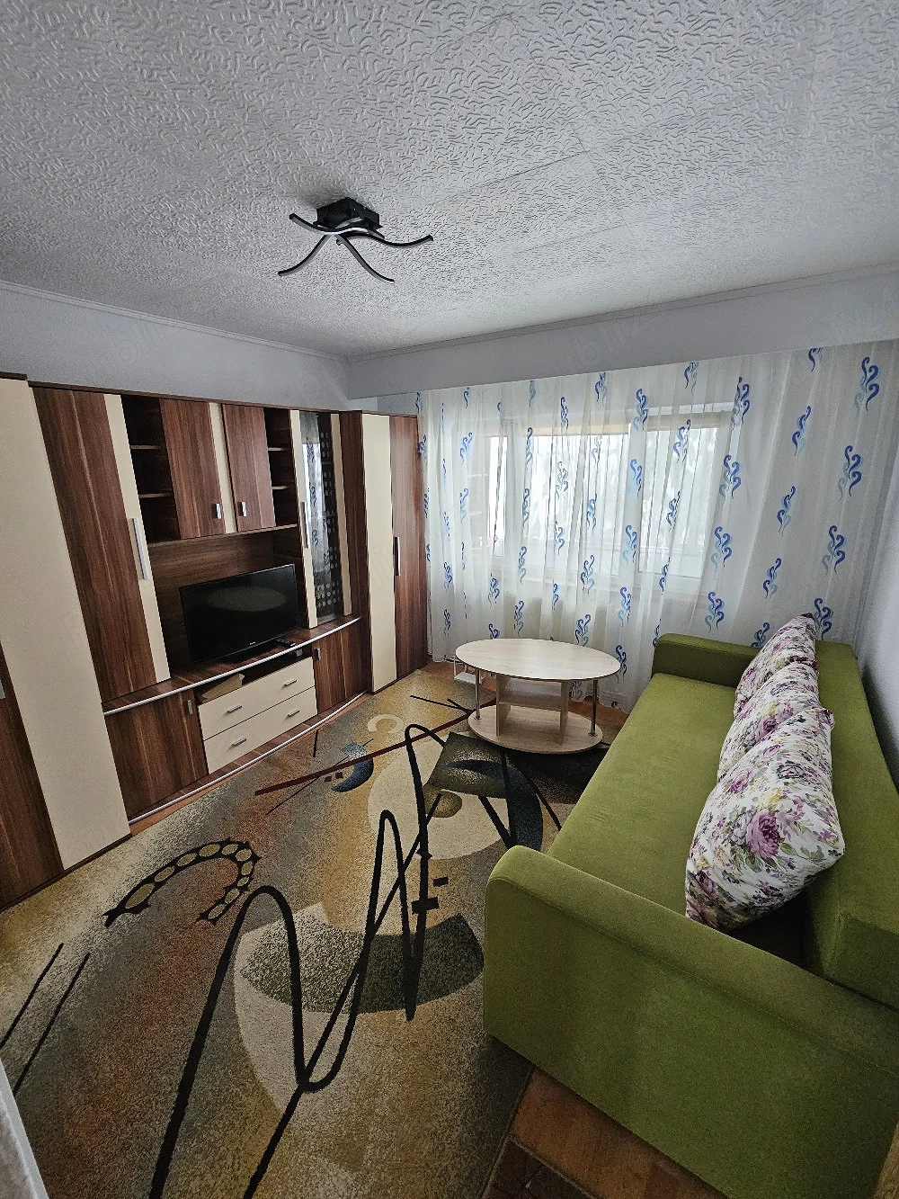 Închiriez apartament 3 camere decomandate, parcare proprie, strada Dunării, cartier Intre Lacuri.