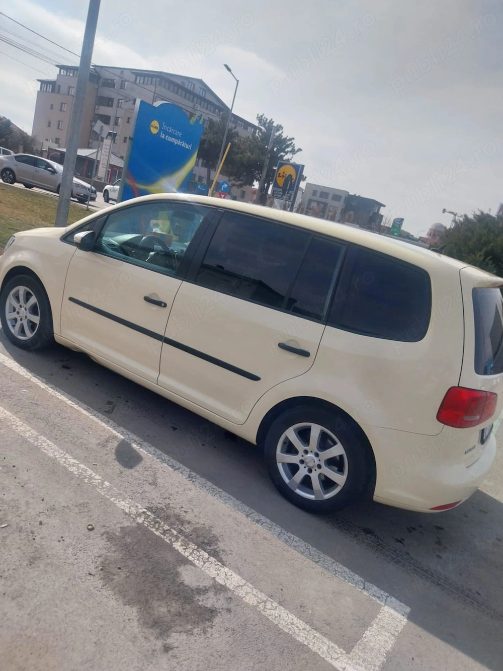 Vw Touran 2014  motor 1.6   cutie manuala  7 locuri 