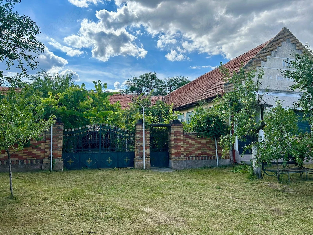 Casă bănățeană cu 3.500 mp teren, peste 500 mp construiți și curte interioară   Ficătari, Timiș