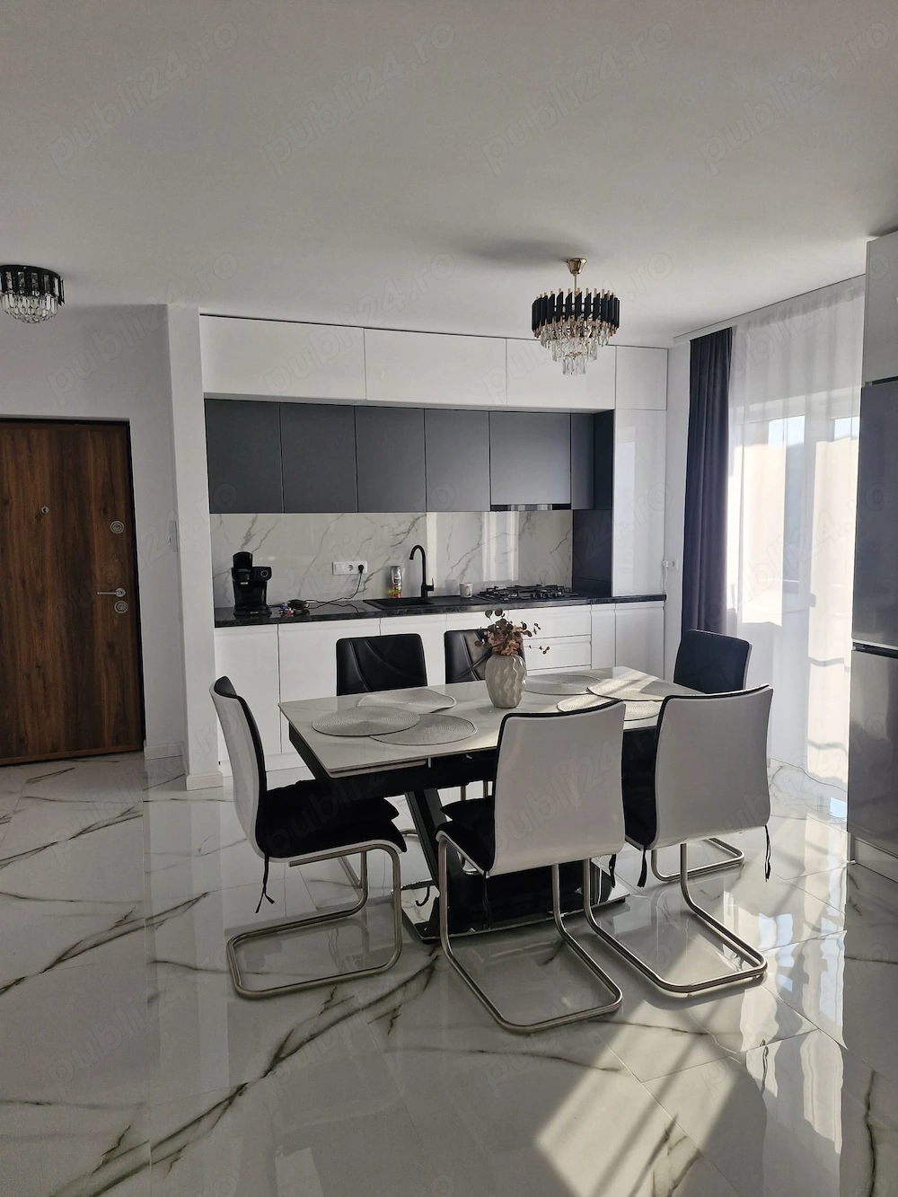 Ofer spre închiriere apartament cu două camere!