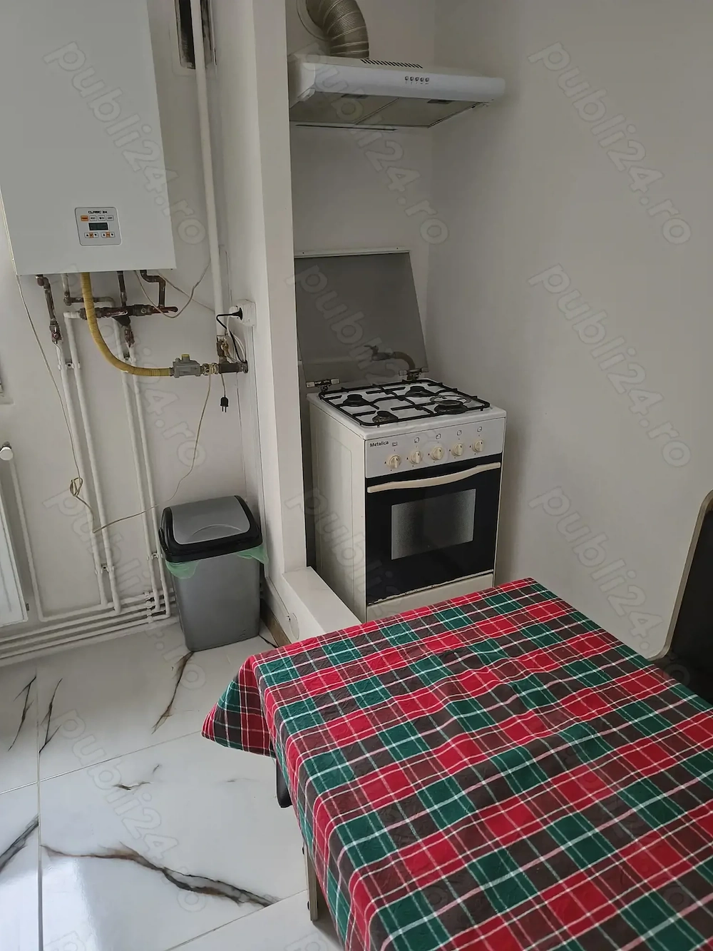 Închiriez apartament cu 2 camere, la parter in Brașov, str. Neptun Nr 21. 