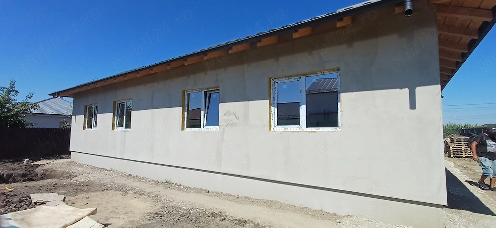 Casa tip duplex pe parter. 