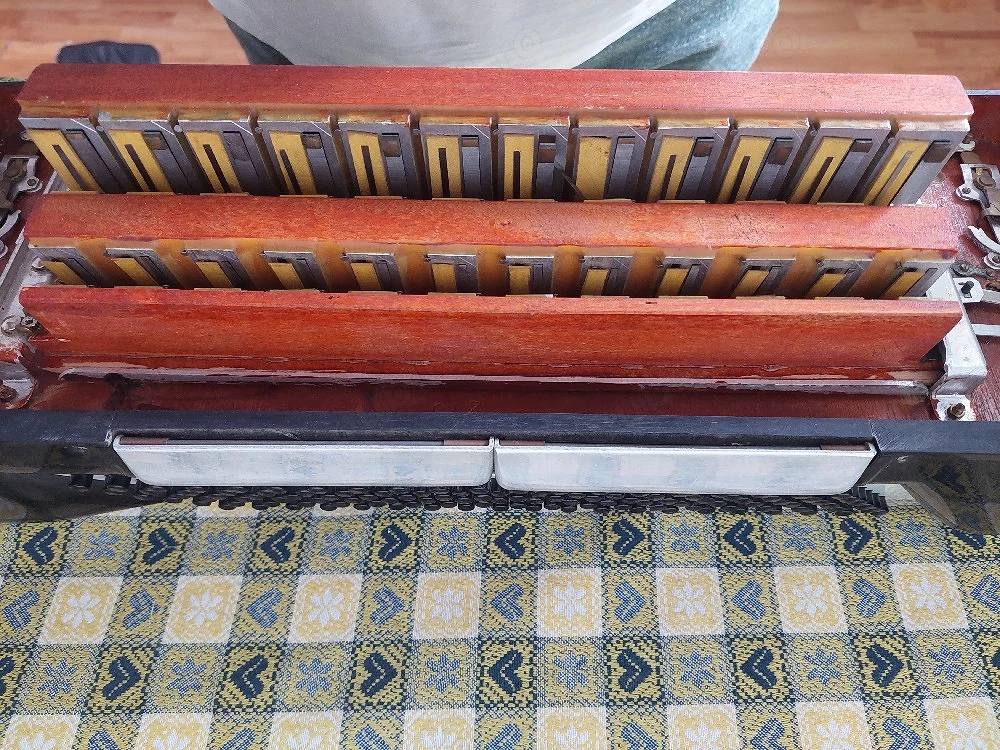 Vând acordeon italian stradella 