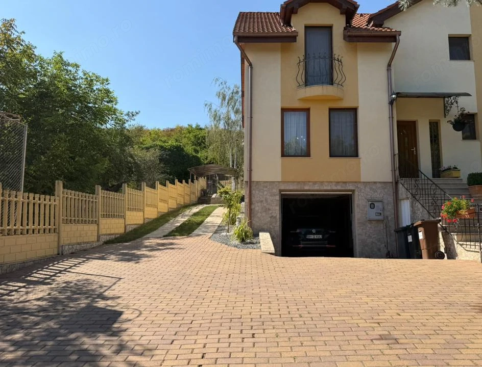 2 Case 1000 mp teren, zona Dealul Ciperca Oradea 