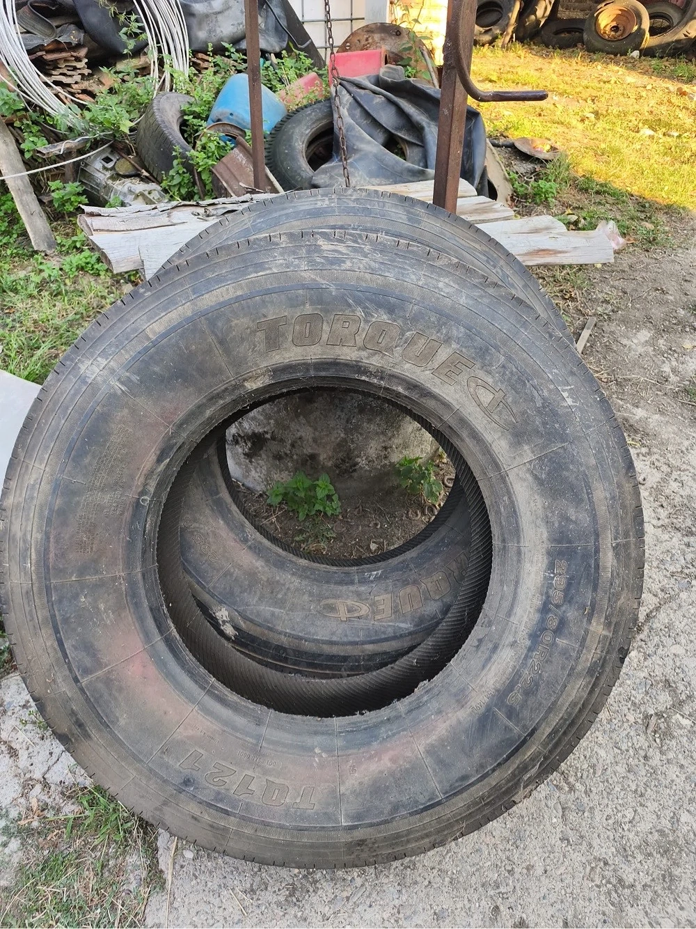 Vând 2 anvelope de direcție, dimensiunea 295/80 R22.5.