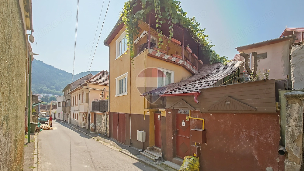 Casă cu 2 apartamente, terasă și garaj, zona Piața Unirii, Brașov