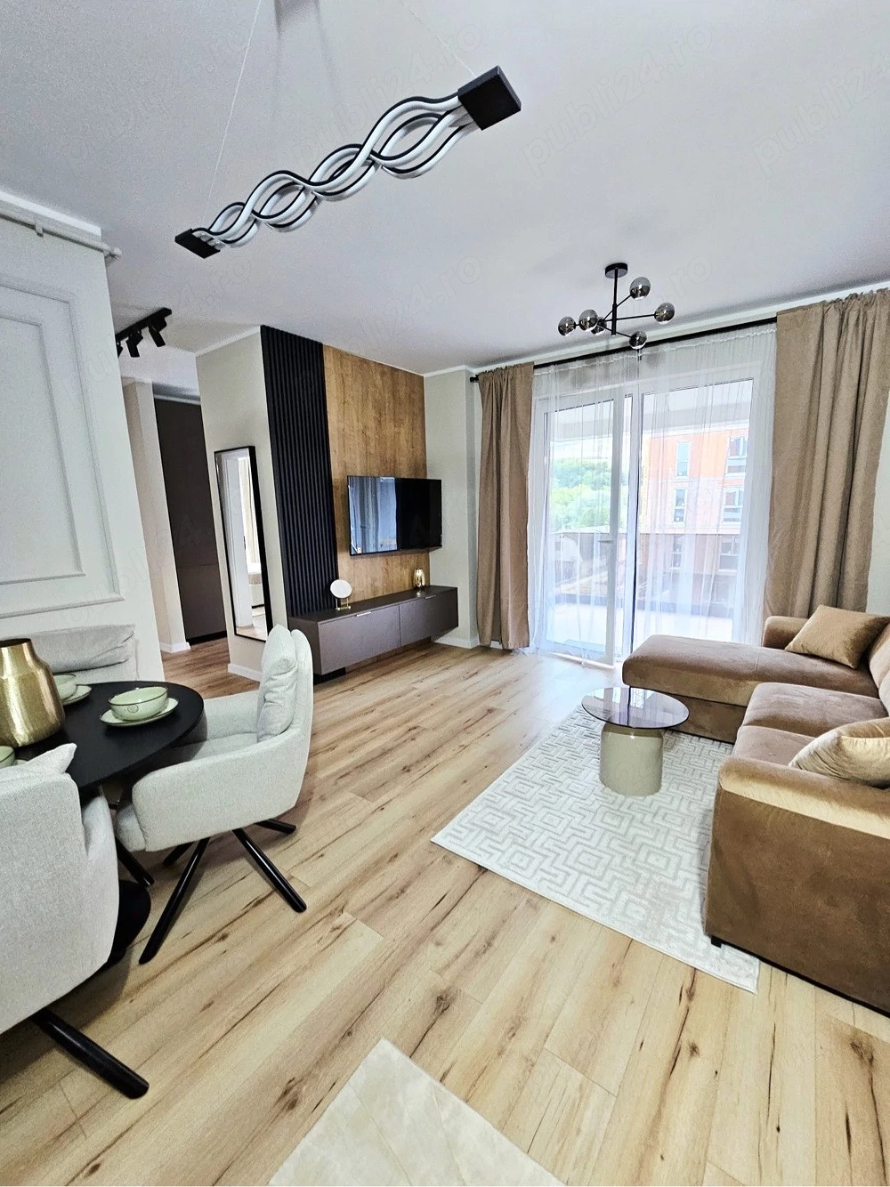 PF vând ap 3 camere Florești, Tineretului, două băi, bloc cu lift