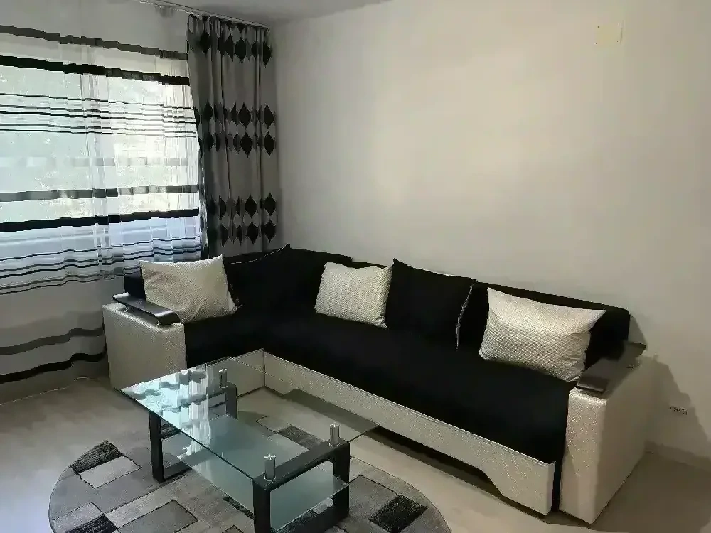 Închiriez apartament cu 3 camere