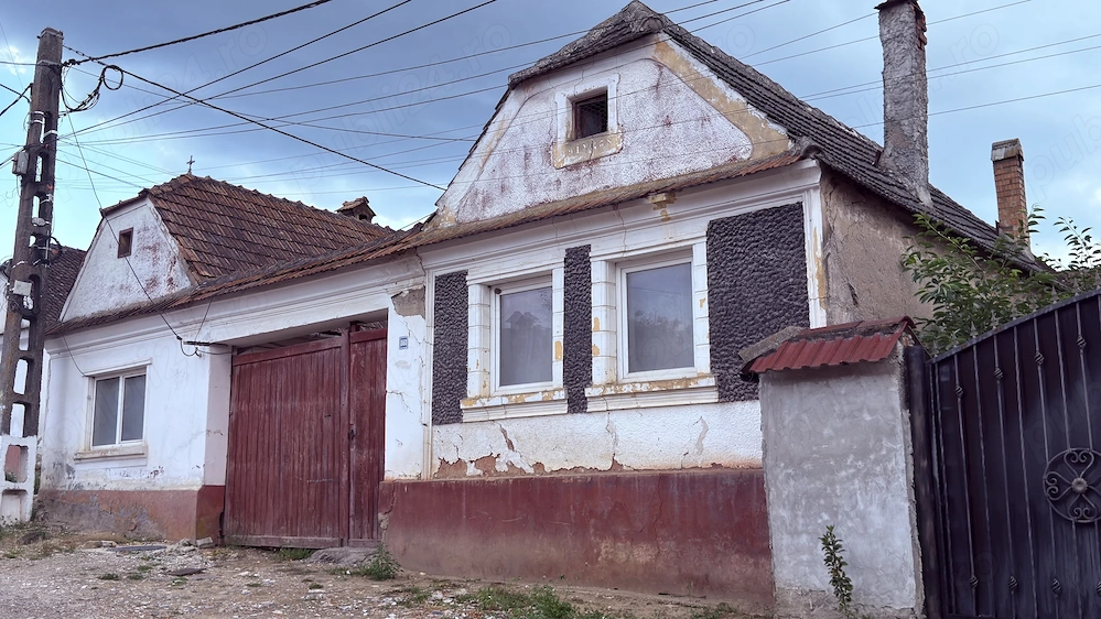 Casă tradițională cu două corpuri de locuit și șură mare, aproape de centrul comunei Dumbrăvița, BV