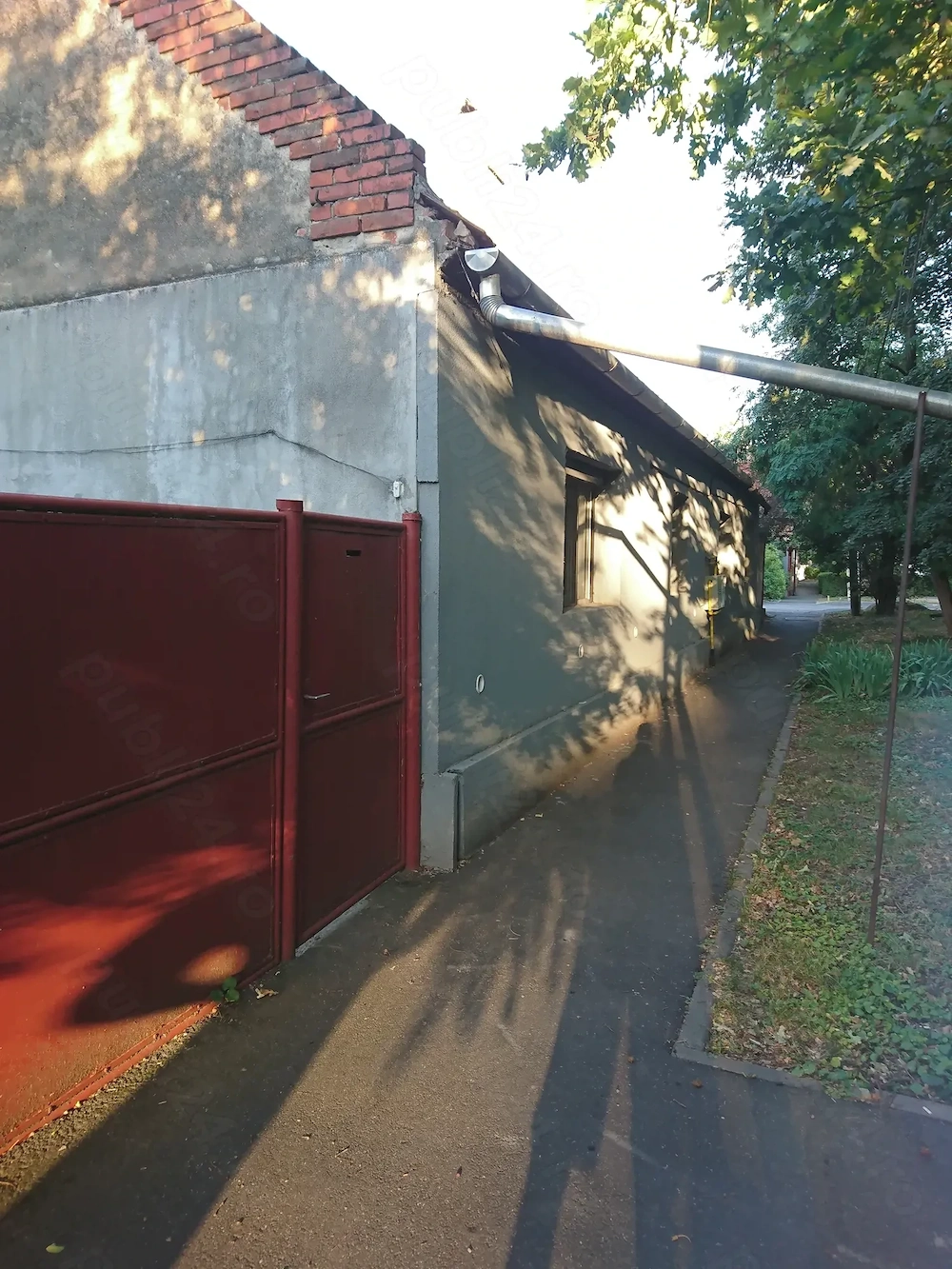 Ofer spre vanzare casa cu teren generos 