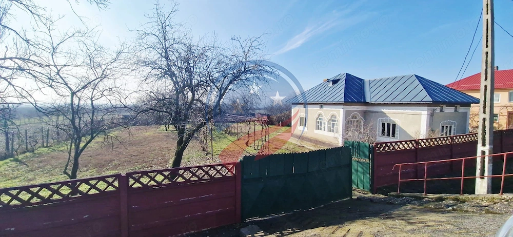 Casa Bradesti  teren  intravilan 7952 mp  deschidere 33 m la DE 70