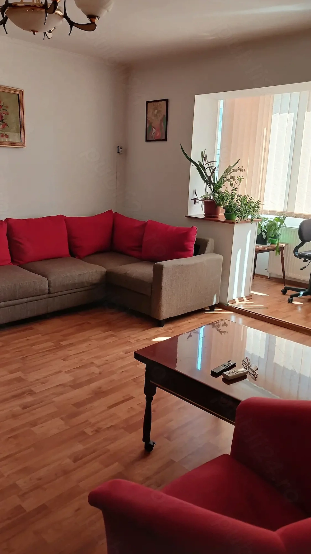 Pe Bd. Decebal, zona Semiluna, aparatament cu 2 camere, mobilat,utilat, de inchiriet.