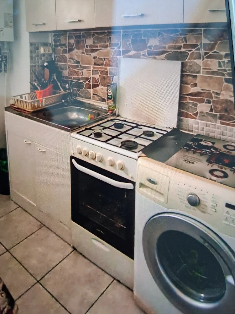 închiriez apartament 
