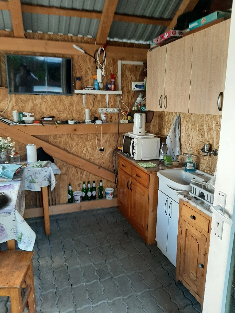 de vanzare apt. 2camere  complect mobilat cu incalzire pe gaz(centrala )si casuta de vacanta cu dota