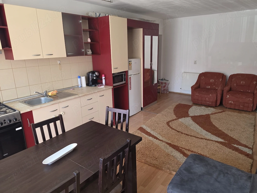 Închiriez apartament 