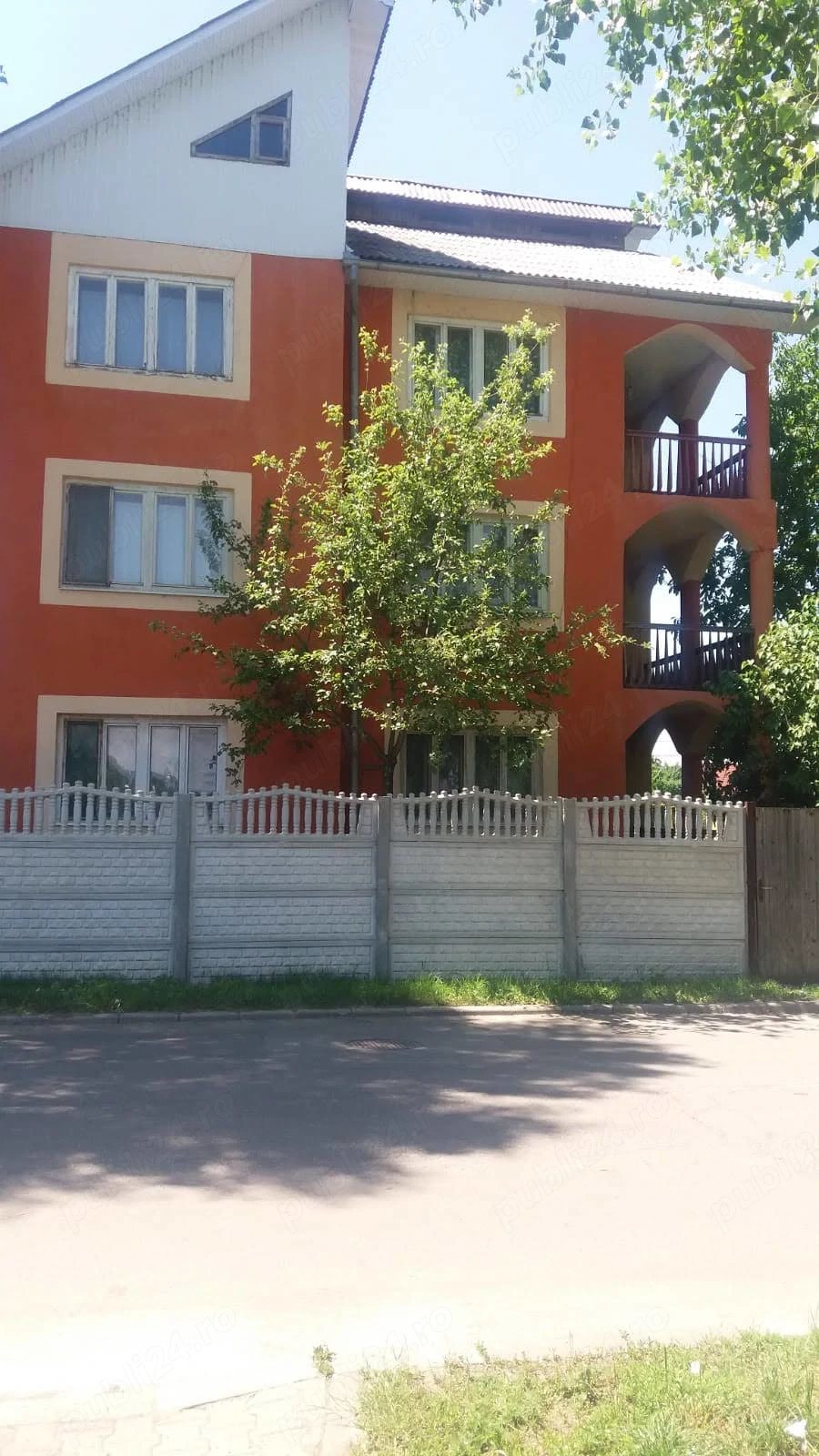 Casa cu trei apartamente de vinzare zona Zavoaie Bistrita sud 