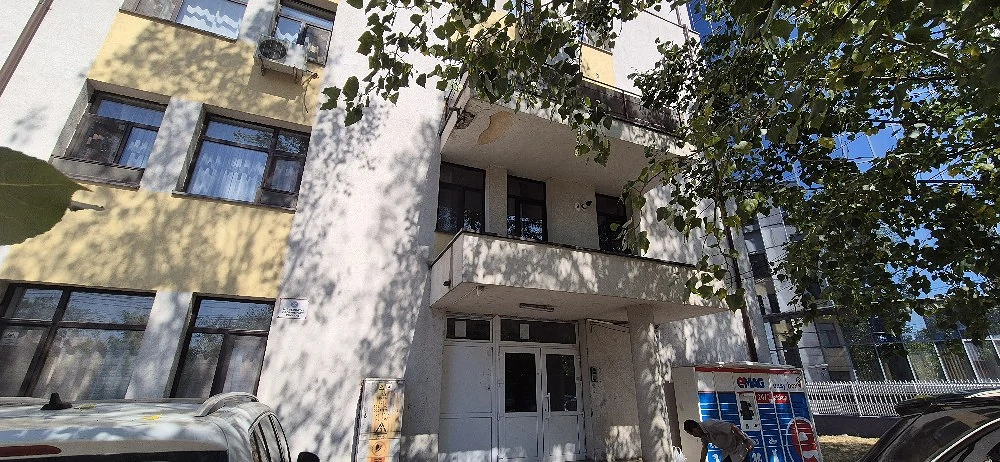 Inchiriez ap 2 camere et 1 in spate la Granit
