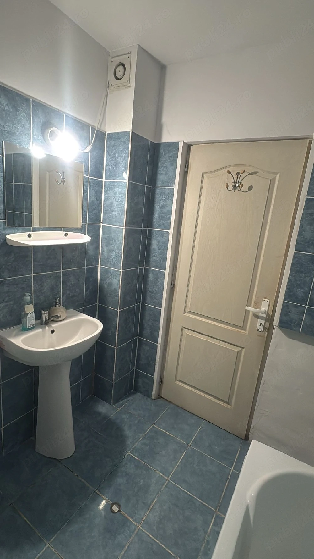 Dau spre închiriere apartament cu o cameră