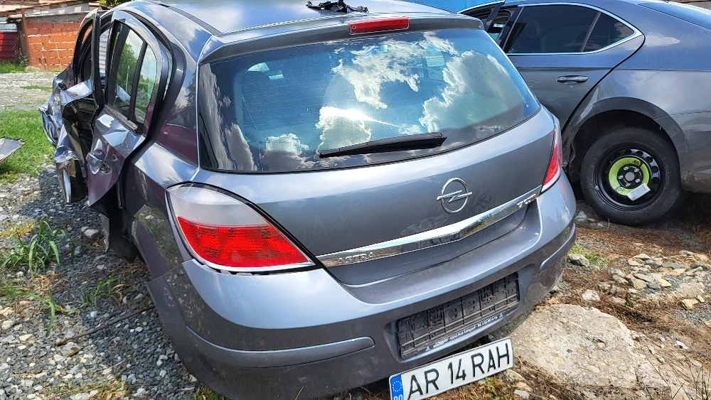 Opel din 2006 avariat