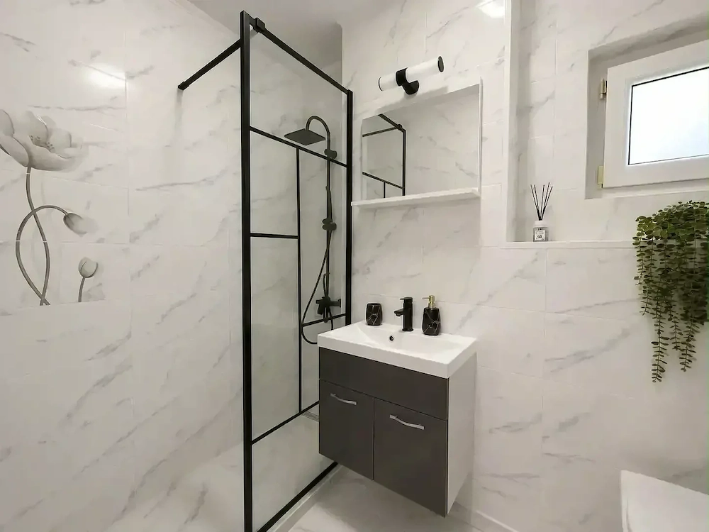 Studio Alba Iulia, Regim Hotelier