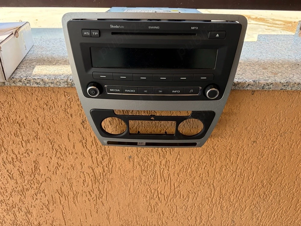 Radio CD original Škoda Swing + ramă Octavia 2 Facelift 
