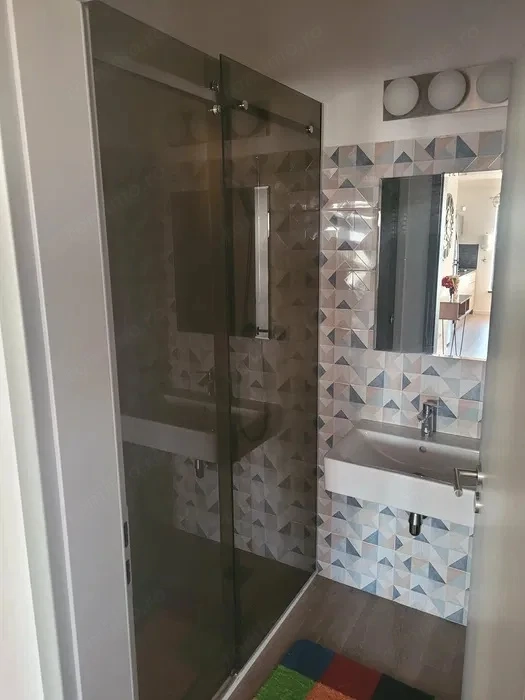 INCHIRIEZ APARTAMENT CU 3 CAMERE IN BLOC NOU