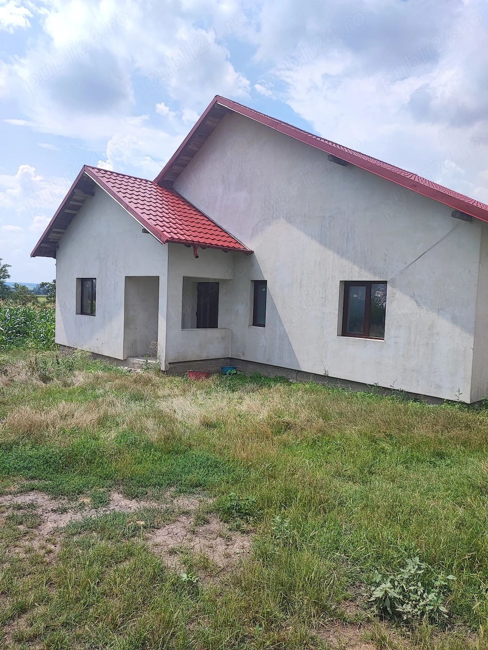 Vând casă si două anexe + 1 hectar teren intravilan