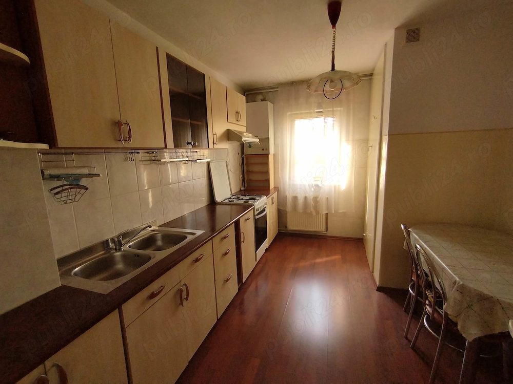 Inchiriez apartament 3 camere cartier Strand etajul 1, la 15 minute de Universitate.