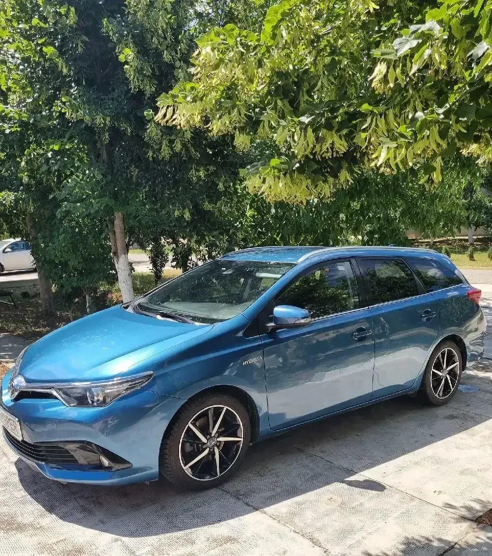 Toyota auris hibrid break an 2015 Euro 6 
