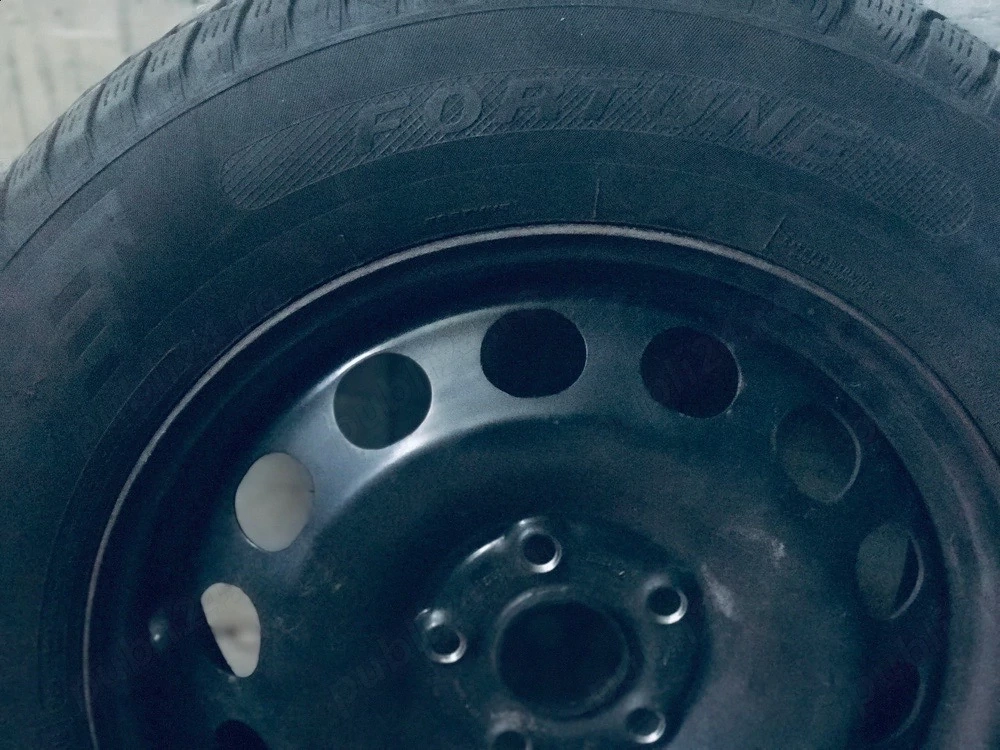 vand 4 roti 4x4 215 65 16 pentru iarna  si o anvelopa Pirelii de vara 235 55 18 foarte bune