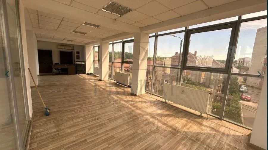 Spatiu Birouri luminos open-space