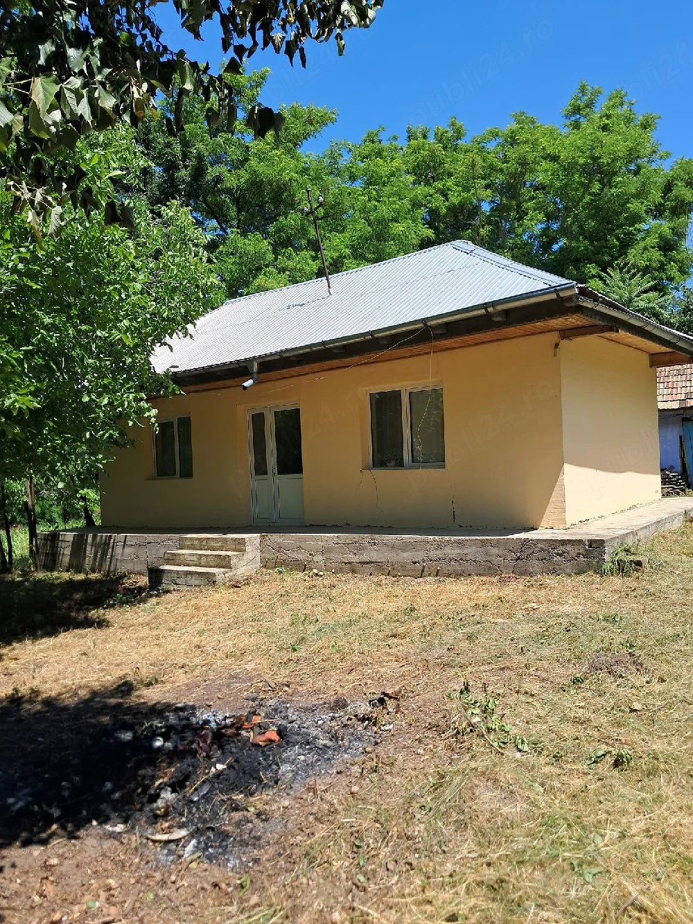 Vând casa cu teren