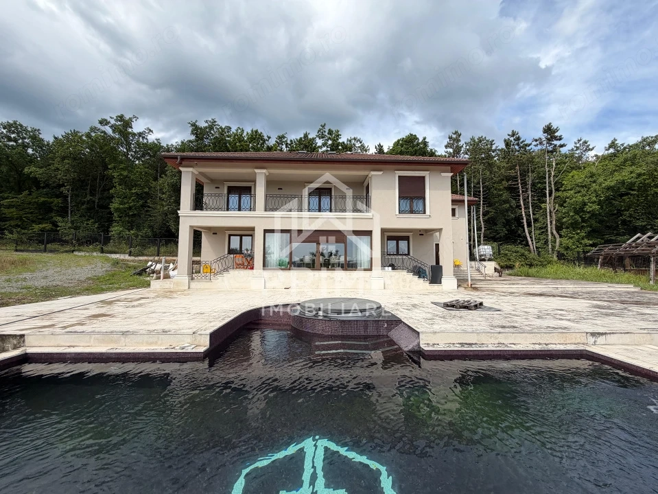 Proprietate in stil neoclasic, 252 mp utili pe teren de 2950 mp - Panoramic