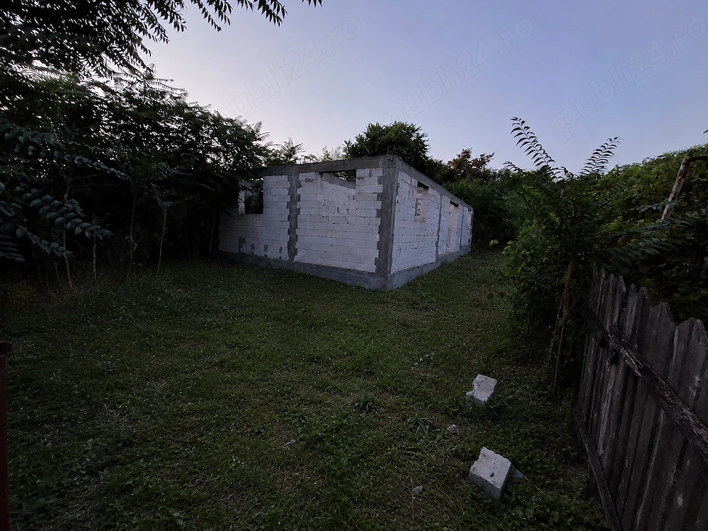 Casa tunrata pana la centură cu teren de 2800m 