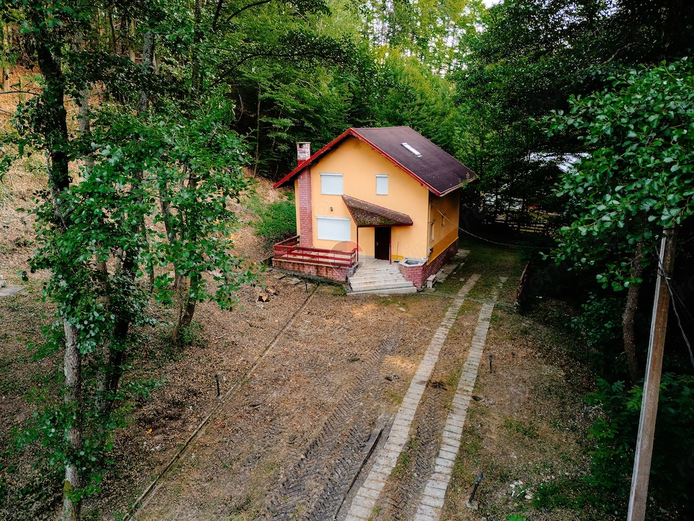 Casă de vacanță de vânzare în Drăganu, Argeș + teren 1.292mp