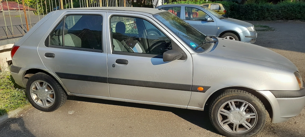 Vând Ford fiesta 1.3 benzina anul 2000 km 24600 preț 4000 negociabil 