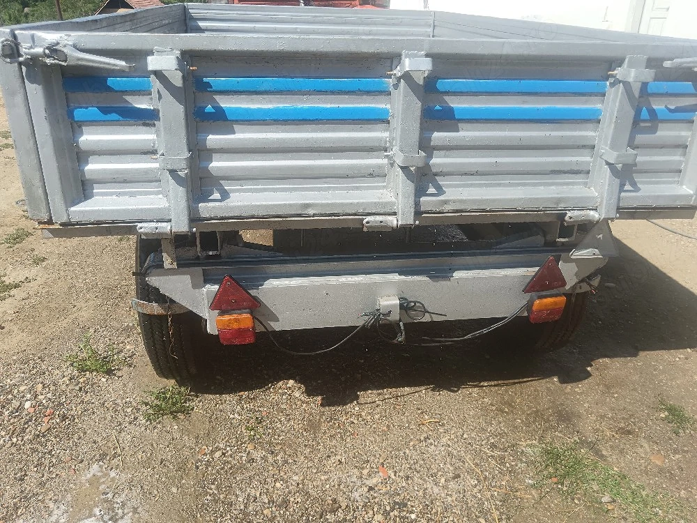 Vând remorcă basculabilă 3 părți stare foarte buna 