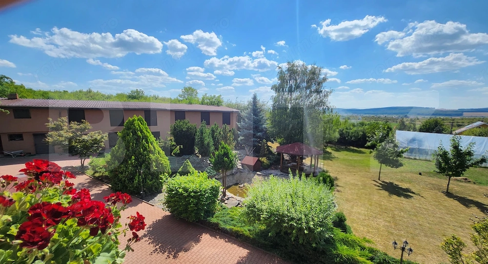 Apartament cu 3 camere, 80 mp, 3.000 mp teren, zona Reghin