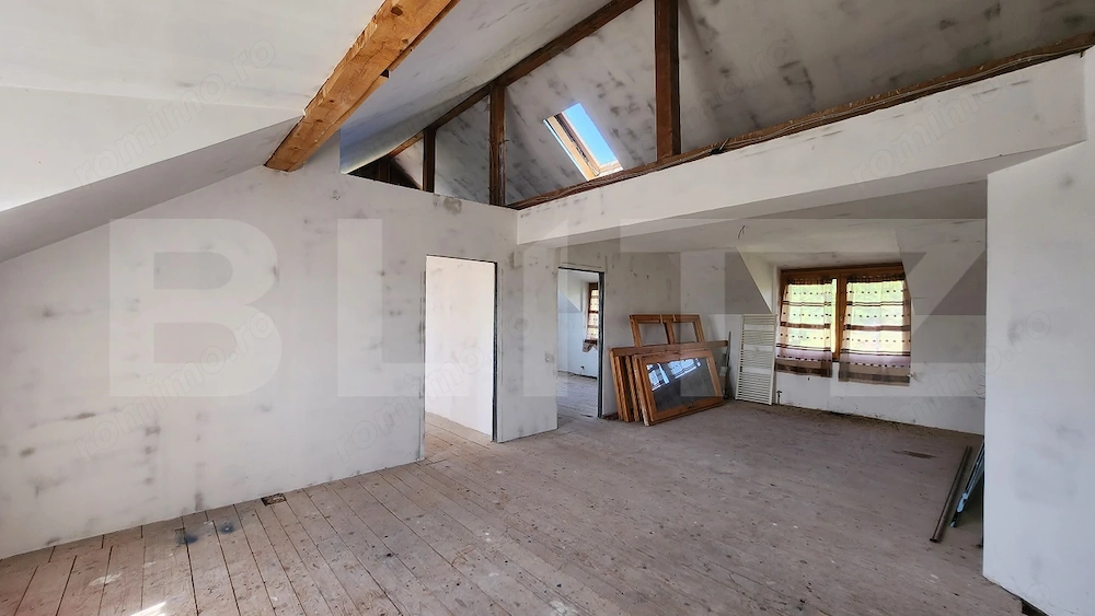 Apartament cu 3 camere, 80 mp, 3.000 mp teren, zona Reghin