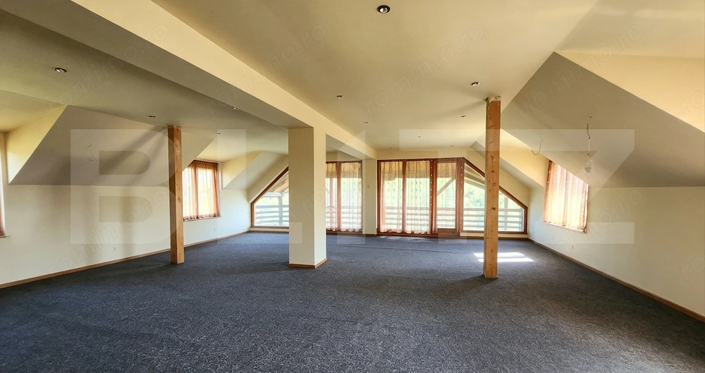 Apartament cu 3 camere, 80 mp, 3.000 mp teren, zona Reghin