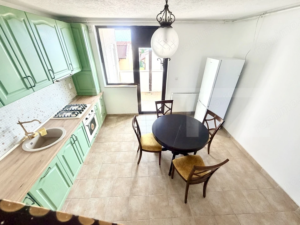 Apartament cu scara interioara 5 camere,4 bai,2 balcoane,zona Cetate