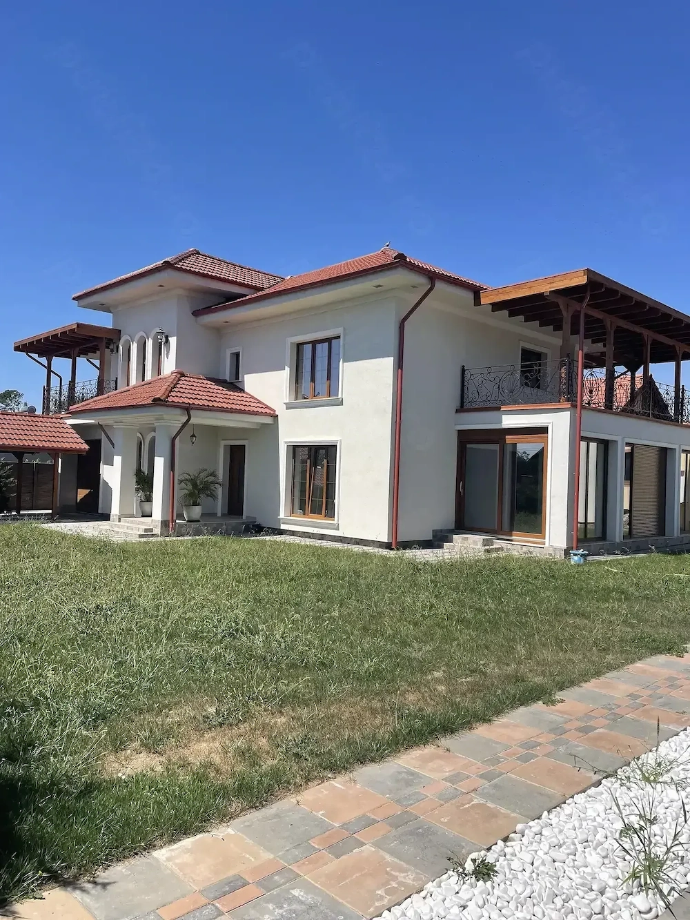 Vand casa nou construita