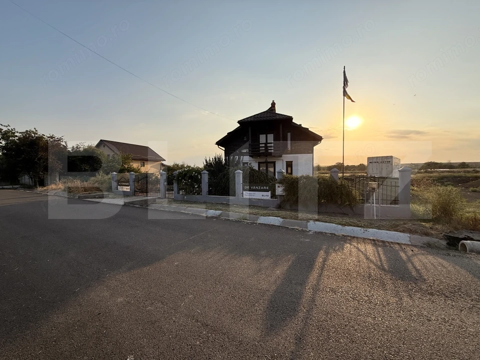 Casă P + M și curte 2200 mp, cu piscină 50 mp, teren fotbal, Urechești