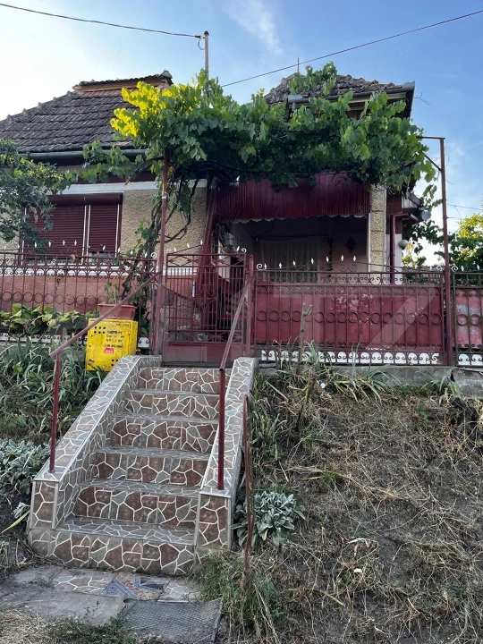 Casă de locuit în Valea Largă, cu teren generos de 5.100 mp