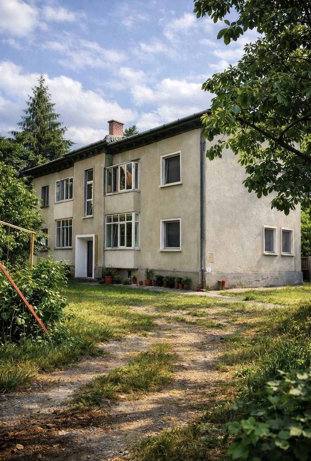 Apartament in casa cu 4 apartamente + curte si beci, zona centrală 