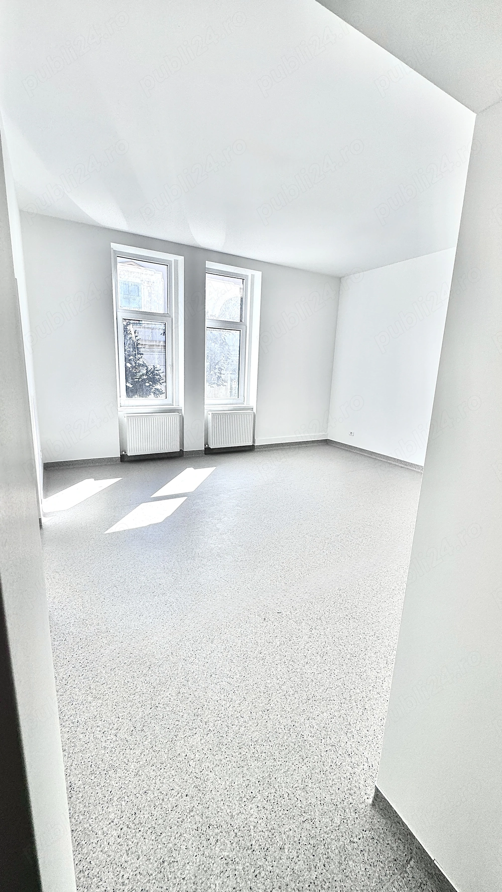Proprietar inchiriez spatiu 100mp utili,  zona centrala Arad (Piata Mica) pentru firme