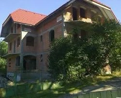 Vilă la rosu - 15 camere, 700mp, Băile Tusnad, jud. Harghita
